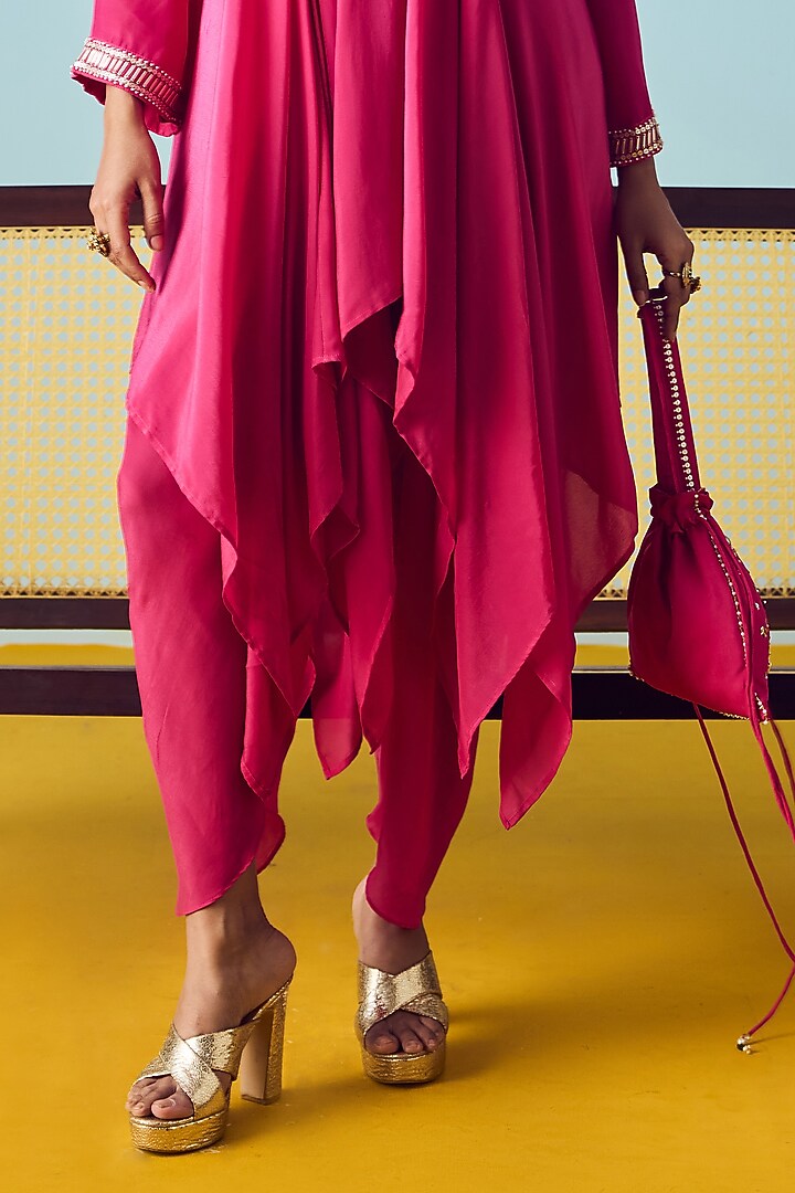 Pink Crepe Silk Embroidered Kurta Set by Prahnaaya at Pernia's Pop Up Shop