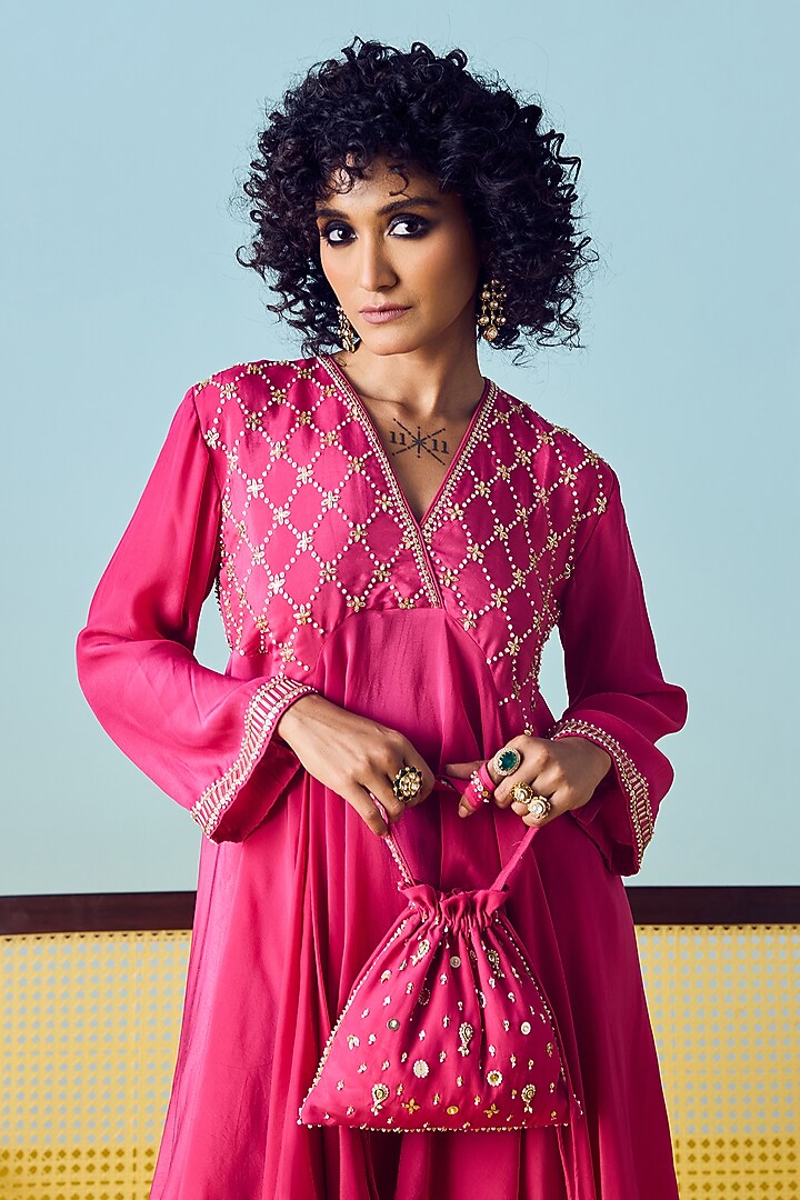 Pink Crepe Silk Embroidered Kurta Set by Prahnaaya at Pernia's Pop Up Shop