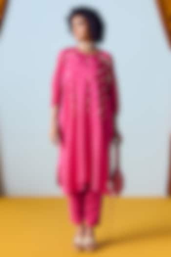 Pink Crepe Silk Hand Embroidered Kurta Set by Prahnaaya at Pernia's Pop Up Shop