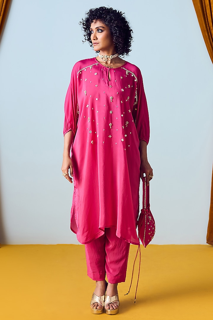 Pink Crepe Silk Hand Embroidered Kurta Set by Prahnaaya at Pernia's Pop Up Shop