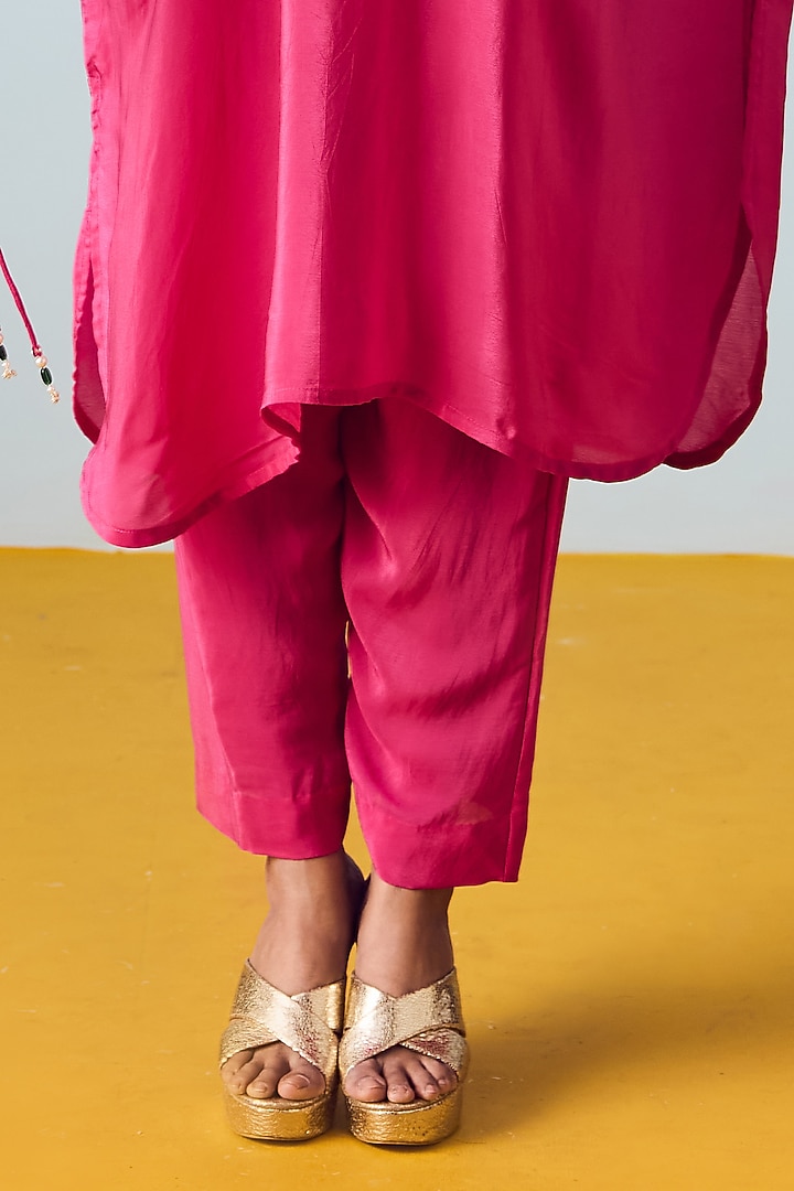 Pink Crepe Silk Hand Embroidered Kurta Set by Prahnaaya at Pernia's Pop Up Shop