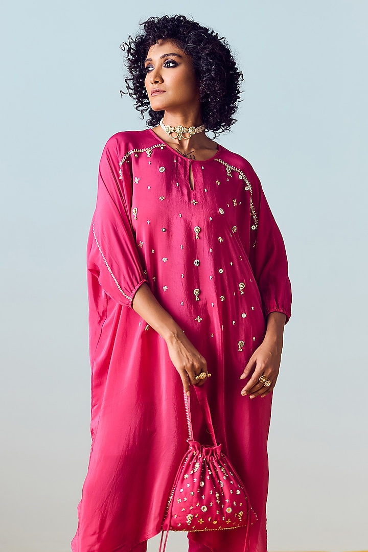 Pink Crepe Silk Hand Embroidered Kurta Set by Prahnaaya at Pernia's Pop Up Shop