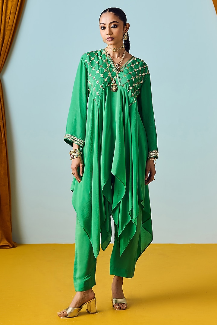 Green Crepe Silk Embroidered Kurta Set by Prahnaaya at Pernia's Pop Up Shop