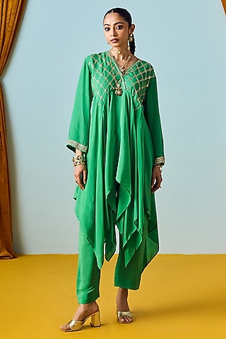Green Crepe Silk Embroidered Kurta Set by Prahnaaya