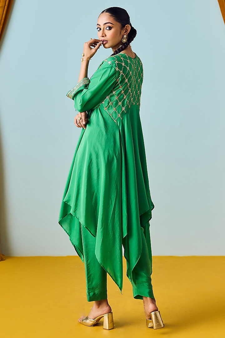 Green Crepe Silk Embroidered Kurta Set by Prahnaaya at Pernia's Pop Up Shop