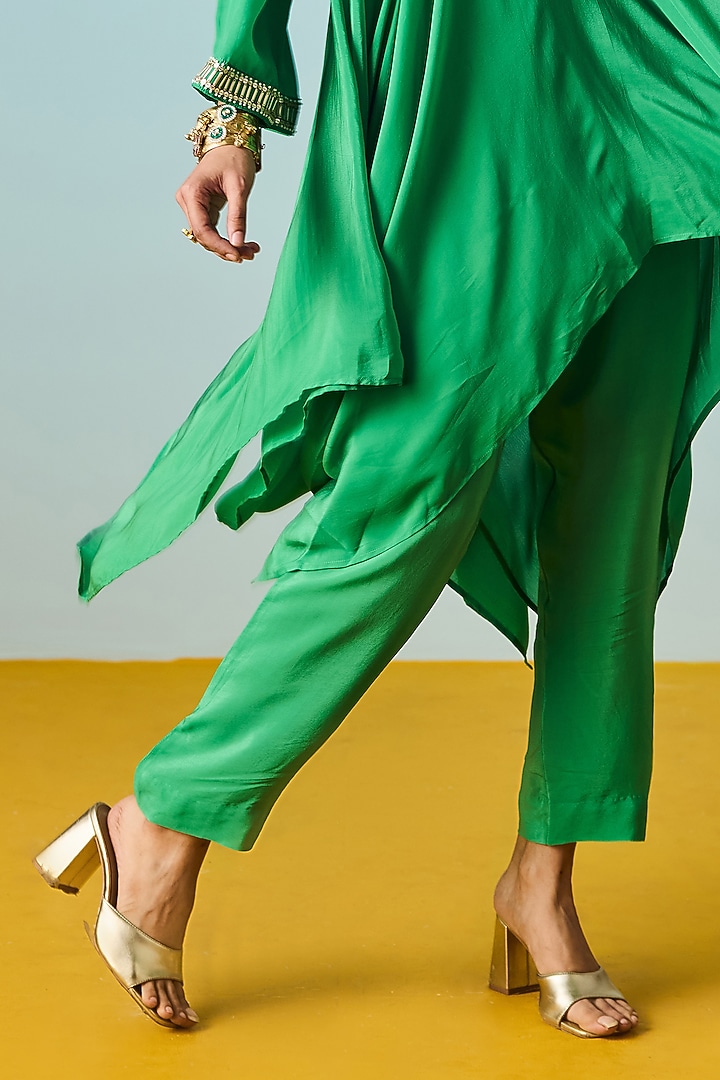 Green Crepe Silk Embroidered Kurta Set by Prahnaaya at Pernia's Pop Up Shop