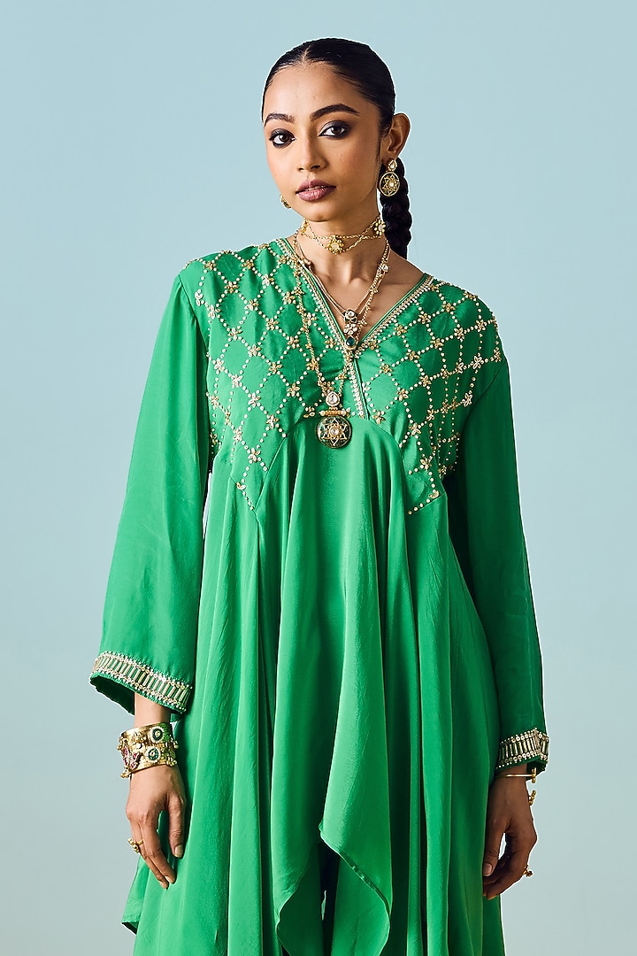 Green Crepe Silk Embroidered Kurta Set by Prahnaaya at Pernia's Pop Up Shop