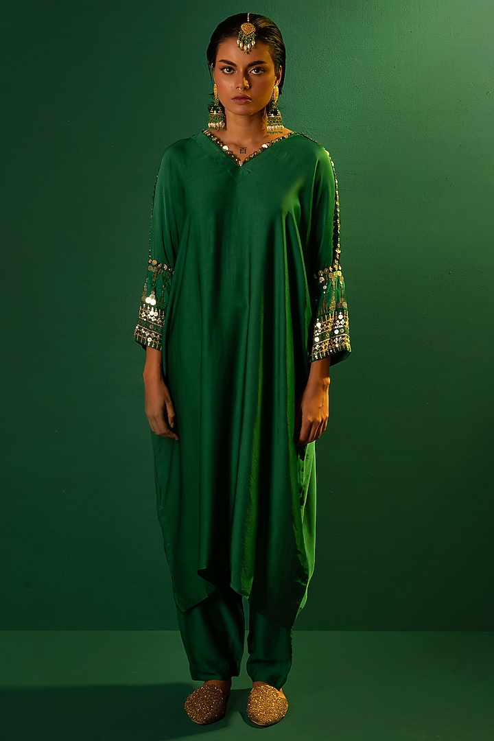 Emerald Green Satin Hand Embroidered Kurta Set by Prahnaaya at Pernia's Pop Up Shop