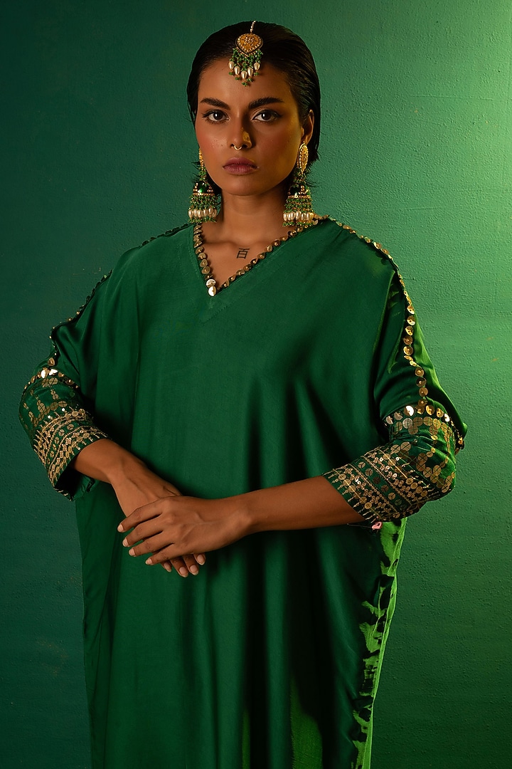 Emerald Green Satin Hand Embroidered Kurta Set by Prahnaaya at Pernia's Pop Up Shop