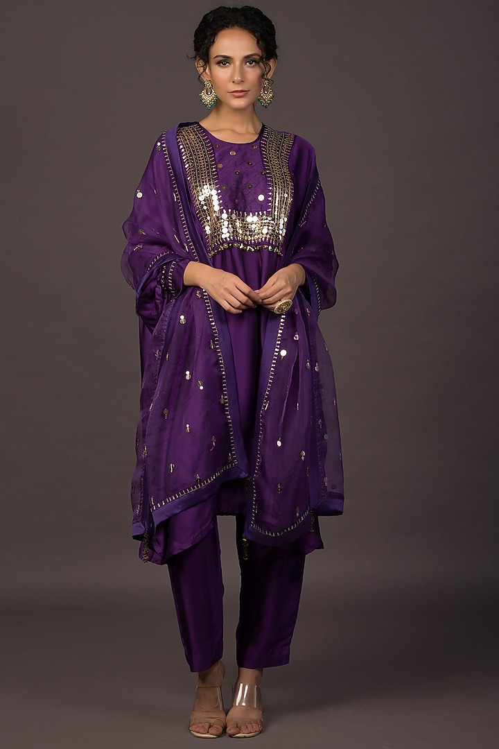Purple Satin Embroidered Kurta Set by Prahnaaya at Pernia's Pop Up Shop