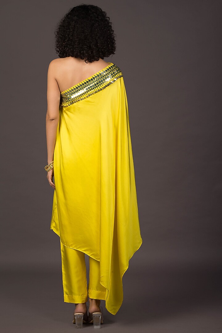 Yellow Embroidered Asymmetrical Kurta Set by Prahnaaya at Pernia's Pop Up Shop
