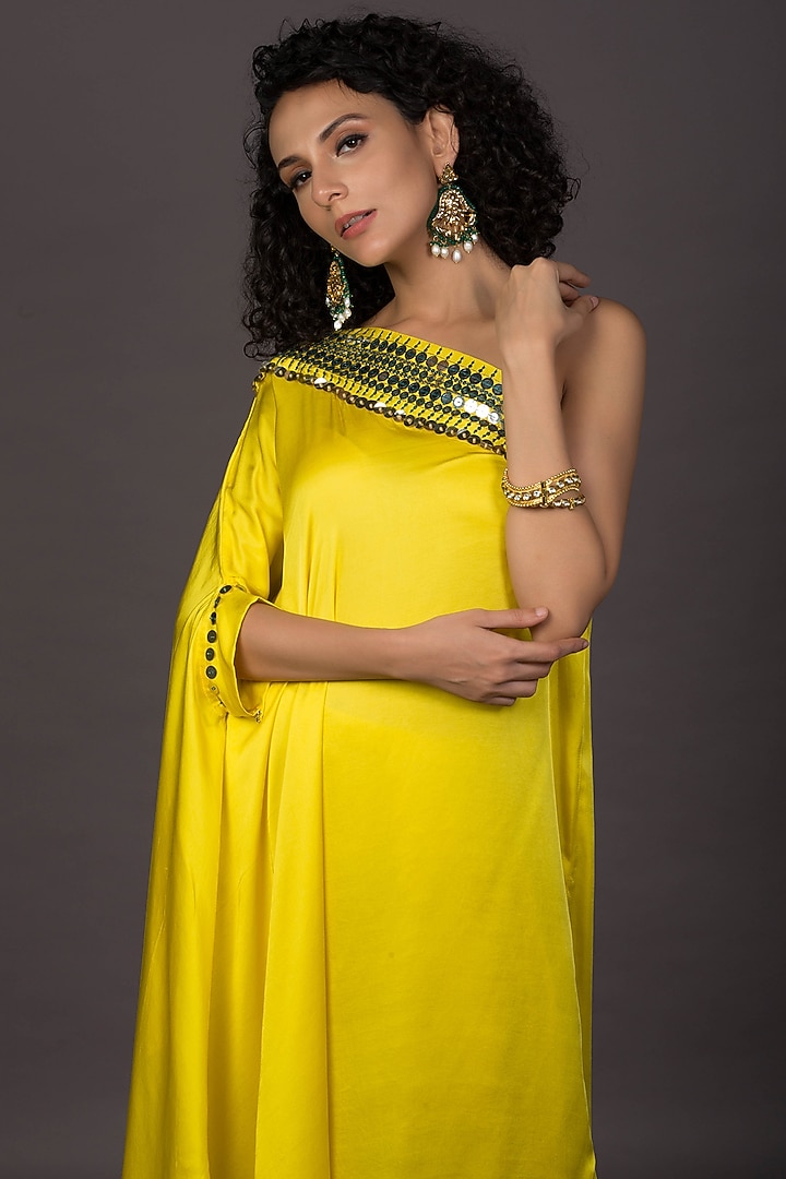 Yellow Embroidered Asymmetrical Kurta Set by Prahnaaya at Pernia's Pop Up Shop