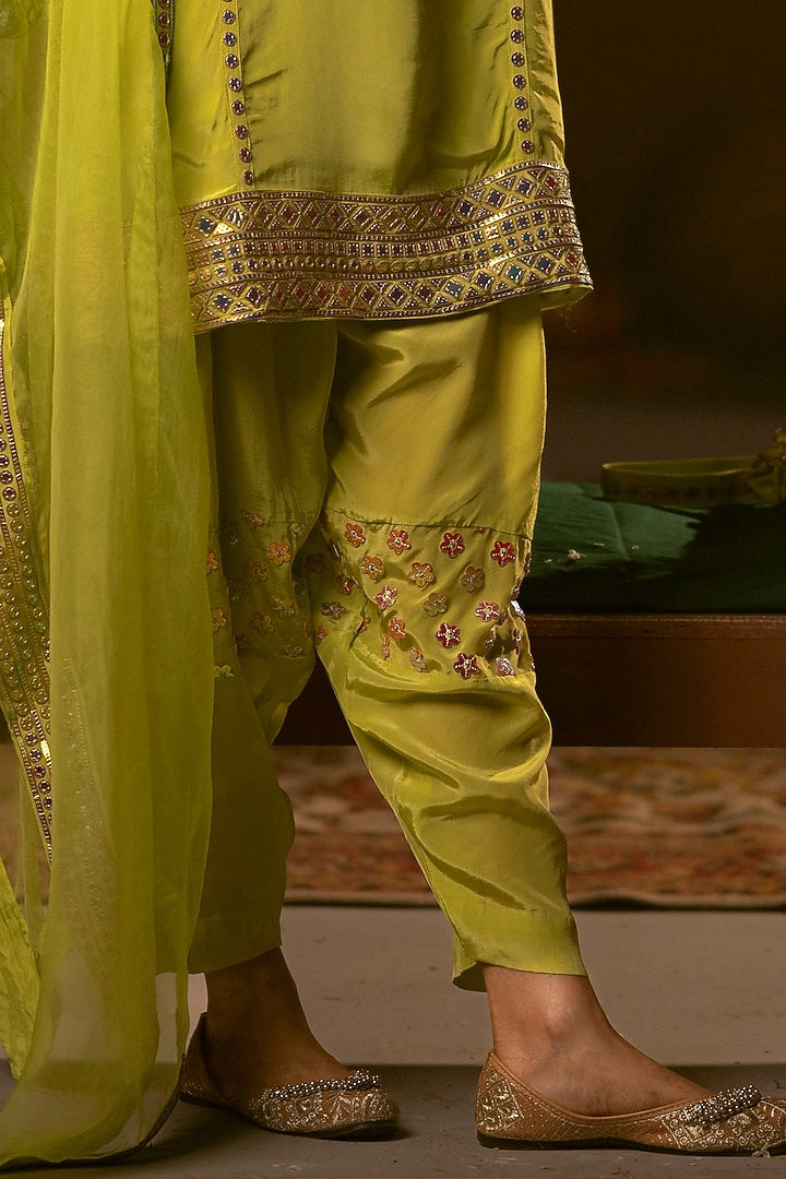 Sublime Neon Vegan Crepe Silk Embroidered Kurta Set by Prahnaaya at Pernia's Pop Up Shop