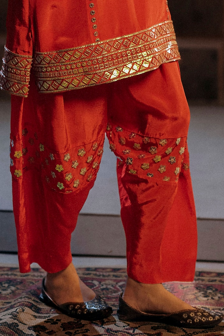 Red Vegan Crepe Silk Embroidered Kurta Set by Prahnaaya at Pernia's Pop Up Shop