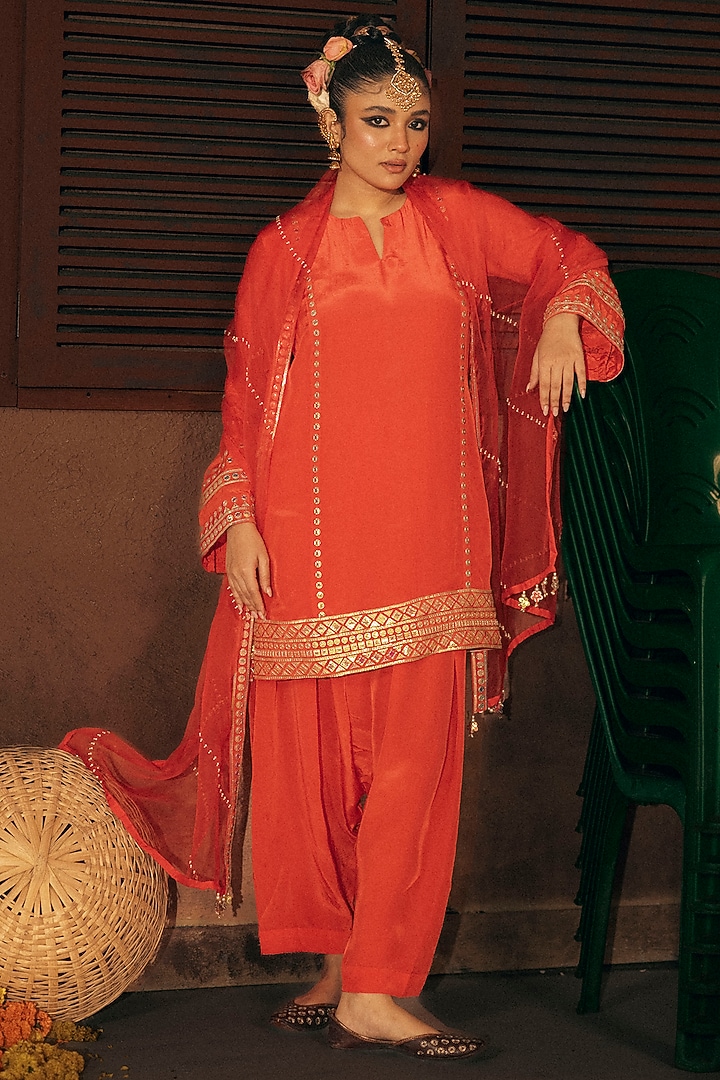 Red Vegan Crepe Silk Embroidered Kurta Set by Prahnaaya at Pernia's Pop Up Shop