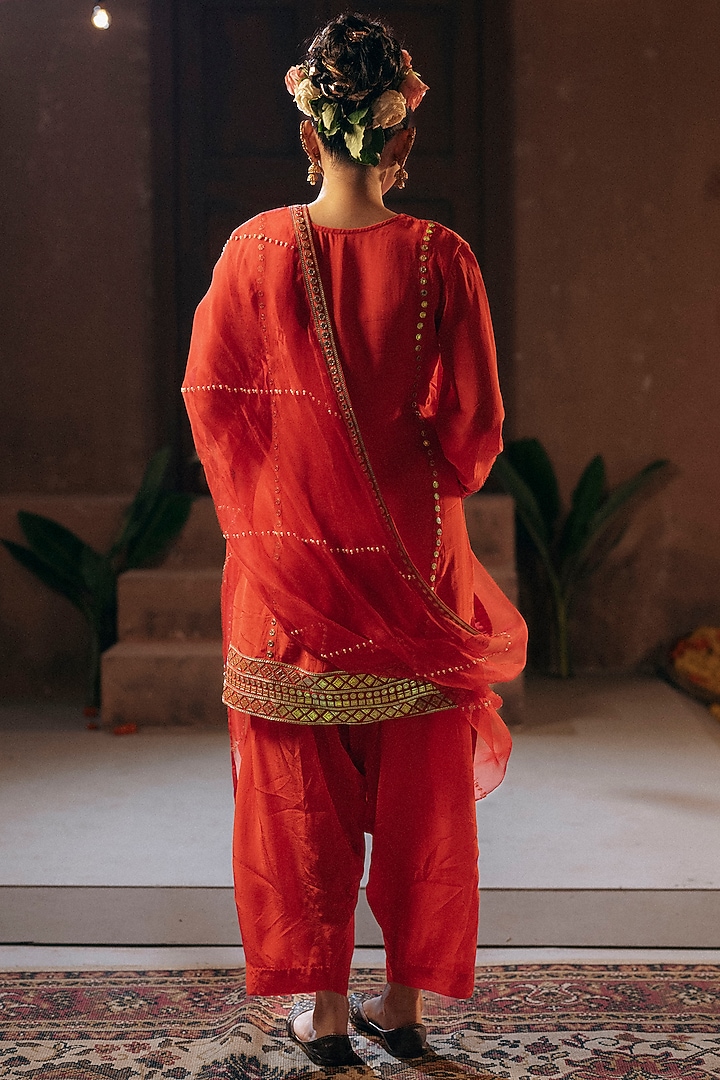 Red Vegan Crepe Silk Embroidered Kurta Set by Prahnaaya at Pernia's Pop Up Shop