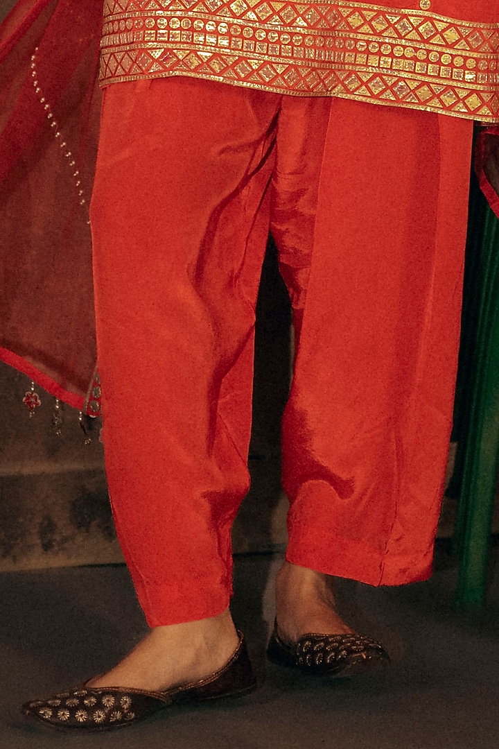 Red Vegan Crepe Silk Embroidered Kurta Set by Prahnaaya at Pernia's Pop Up Shop