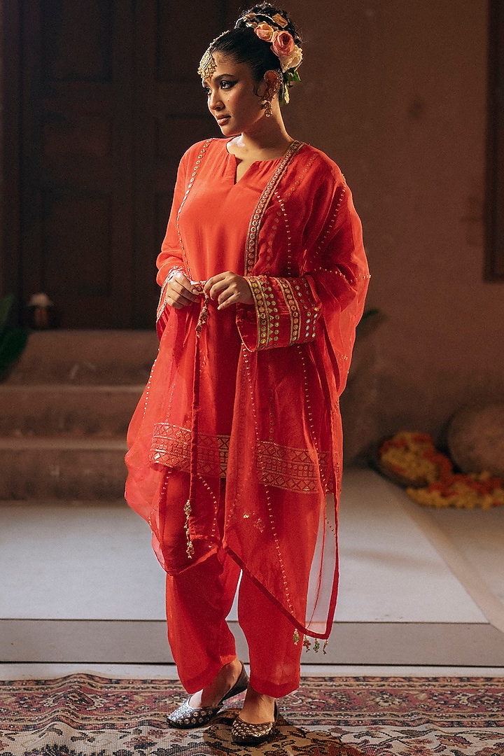 Red Vegan Crepe Silk Embroidered Kurta Set by Prahnaaya at Pernia's Pop Up Shop