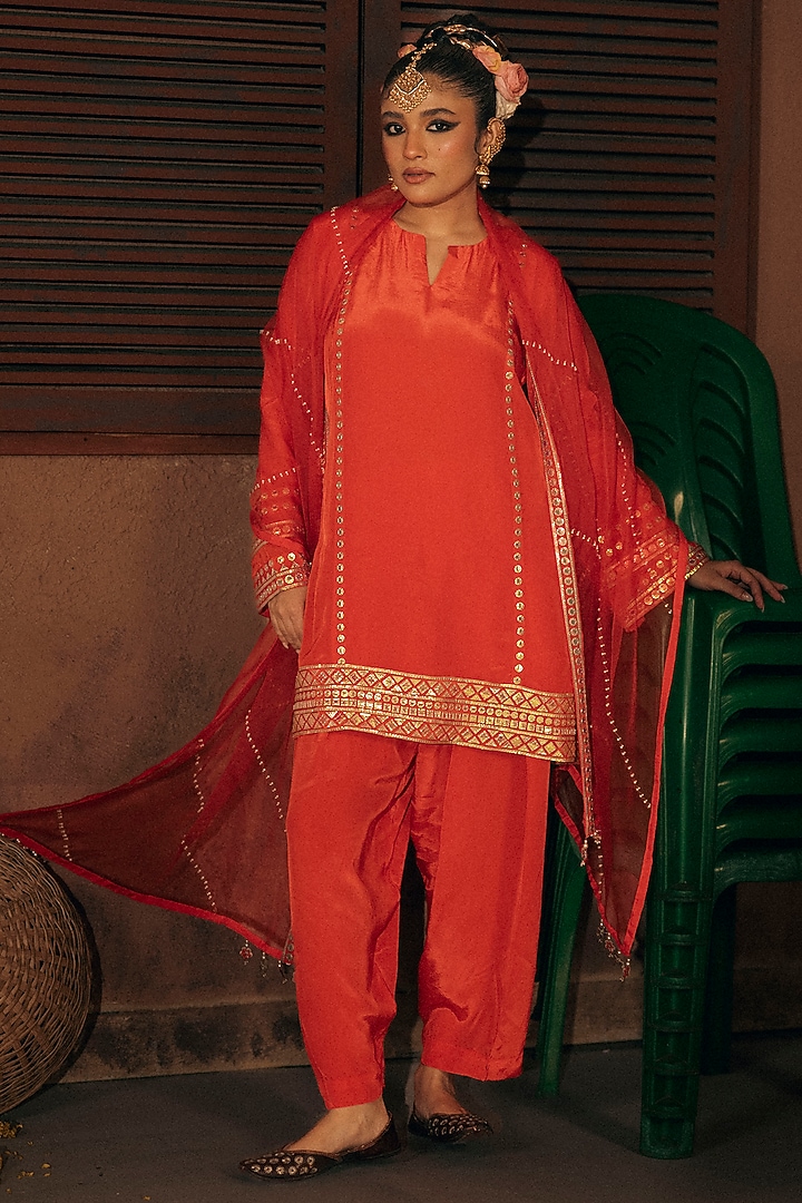 Red Vegan Crepe Silk Embroidered Kurta Set by Prahnaaya at Pernia's Pop Up Shop