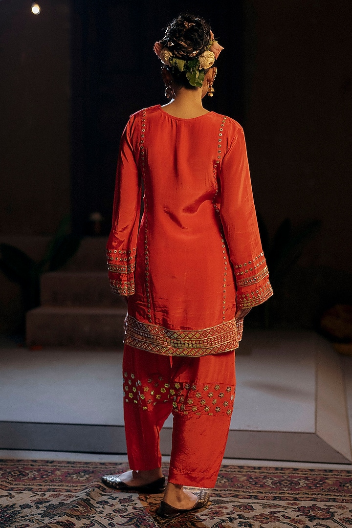 Red Vegan Crepe Silk Embroidered Kurta Set by Prahnaaya at Pernia's Pop Up Shop