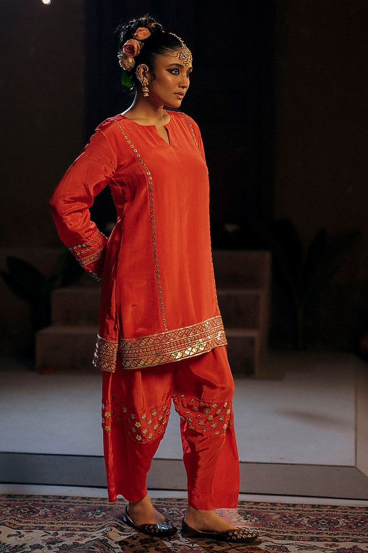 Red Vegan Crepe Silk Embroidered Kurta Set by Prahnaaya at Pernia's Pop Up Shop