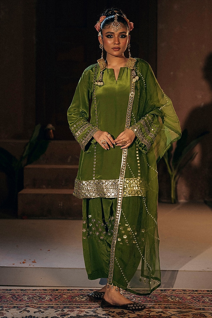 Mehendi Vegan Crepe Silk Embroidered Kurta Set by Prahnaaya at Pernia's Pop Up Shop