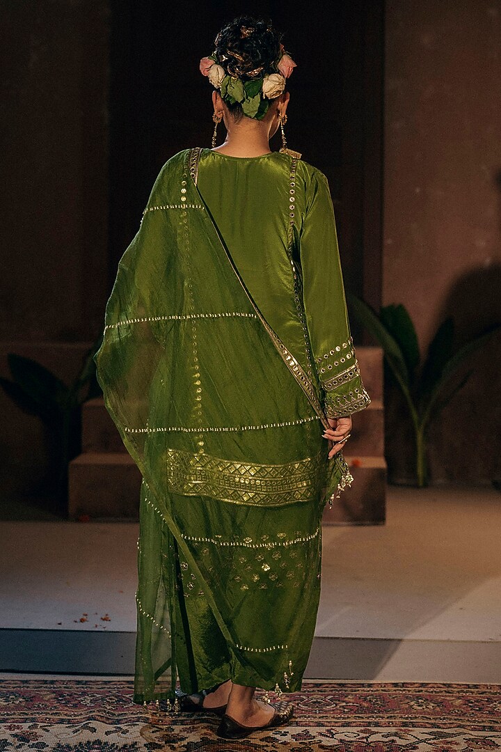 Mehendi Vegan Crepe Silk Embroidered Kurta Set by Prahnaaya at Pernia's Pop Up Shop