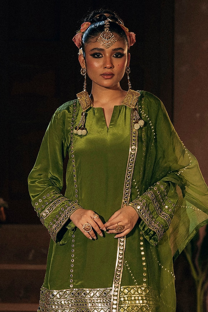 Mehendi Vegan Crepe Silk Embroidered Kurta Set by Prahnaaya at Pernia's Pop Up Shop