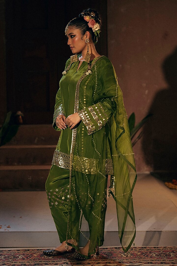 Mehendi Vegan Crepe Silk Embroidered Kurta Set by Prahnaaya at Pernia's Pop Up Shop