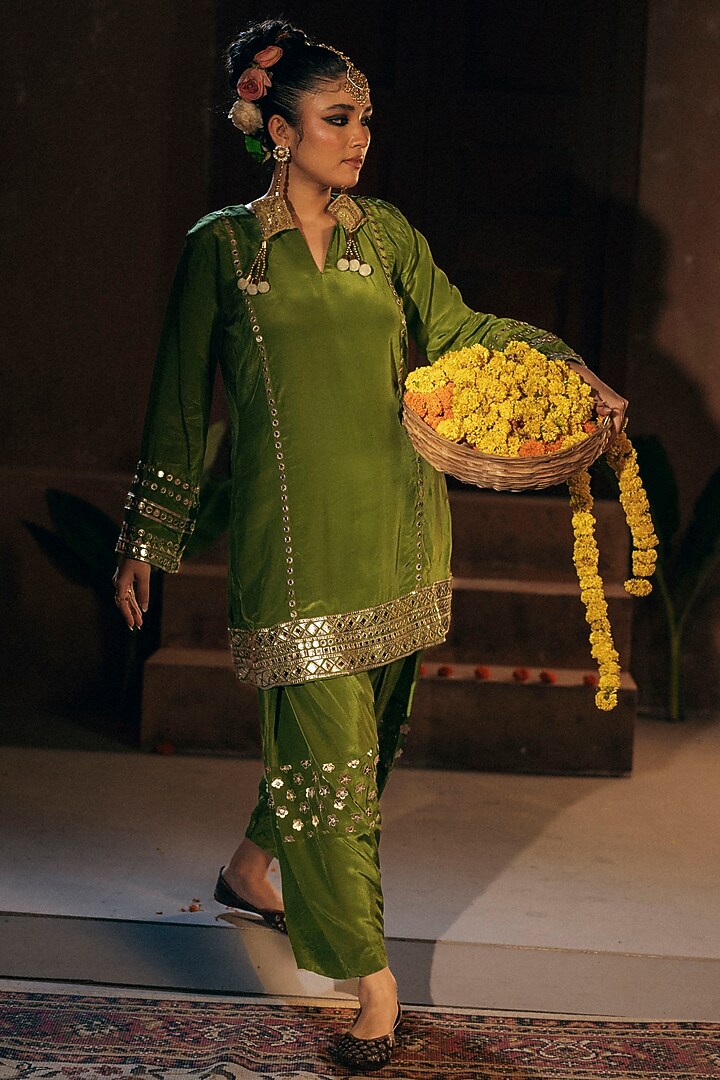 Mehendi Vegan Crepe Silk Embroidered Kurta Set by Prahnaaya at Pernia's Pop Up Shop