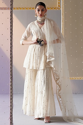 Designer Mehendi Outfits For Women - Buy Buy Lehengas, Sarees, Gowns,  Shararas Online 2026