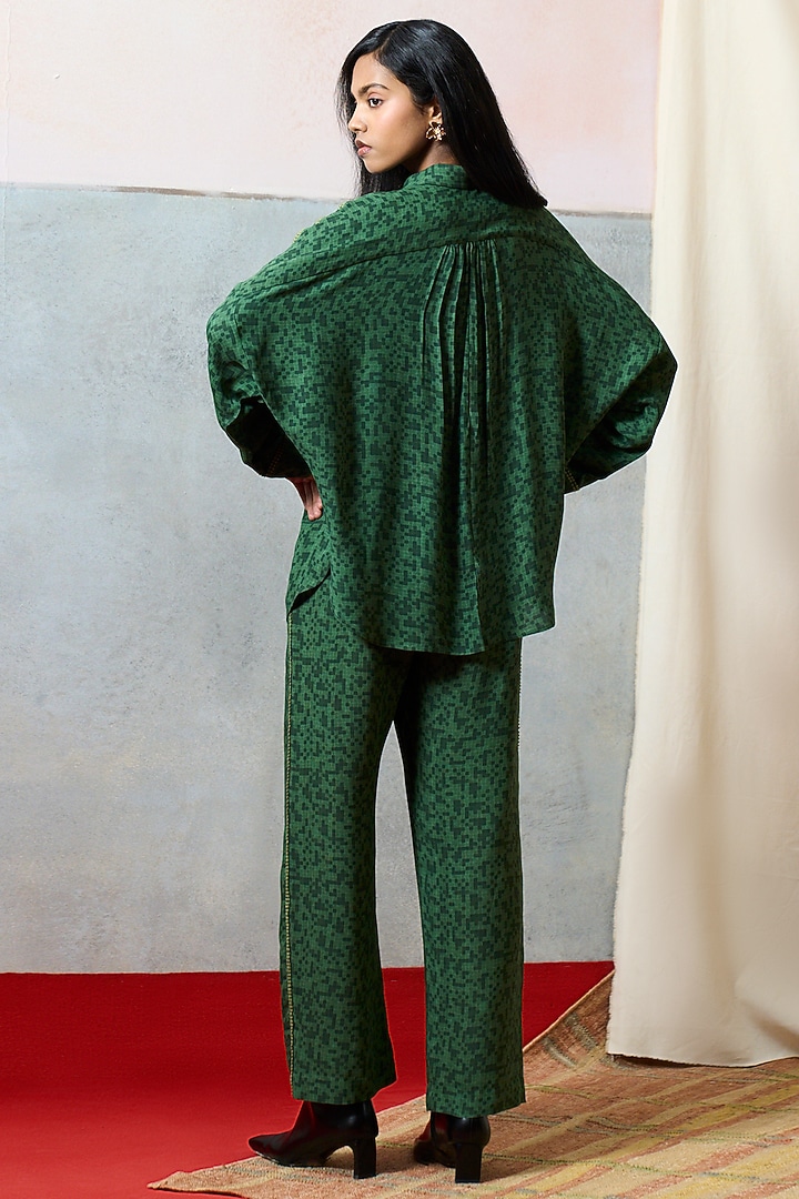 Green Double Georgette Straight Pants by POOJA RAJGARHIA GUPTA at Pernia's Pop Up Shop