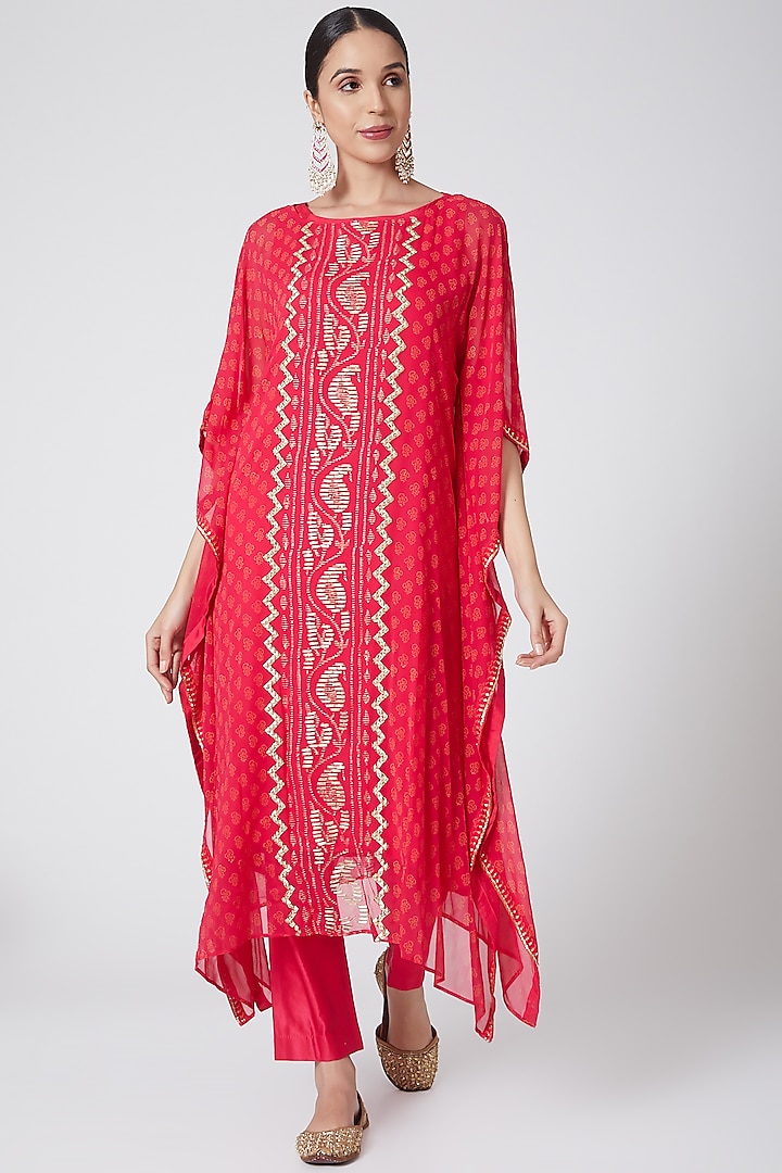 Fuchsia Georgette Printed & Sequins Embroidered Kaftan Set by POOJA RAJGARHIA GUPTA