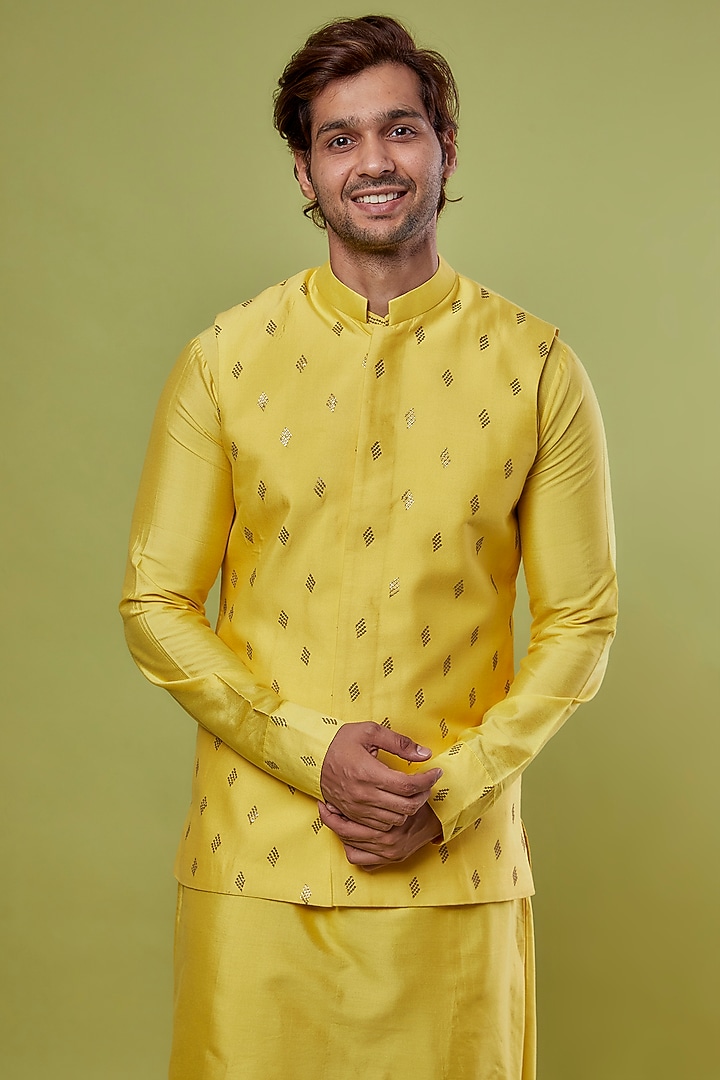 Yellow Banarasi Silk & Katan Silk Embroidered Bundi Jacket With Kurta Set by PRIYANKA HARALALKA at Pernia's Pop Up Shop