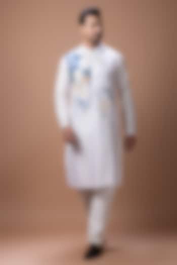 Off-White Cotton Silk Hand Embroidered Kurta Set by PRIYANKA HARALALKA at Pernia's Pop Up Shop