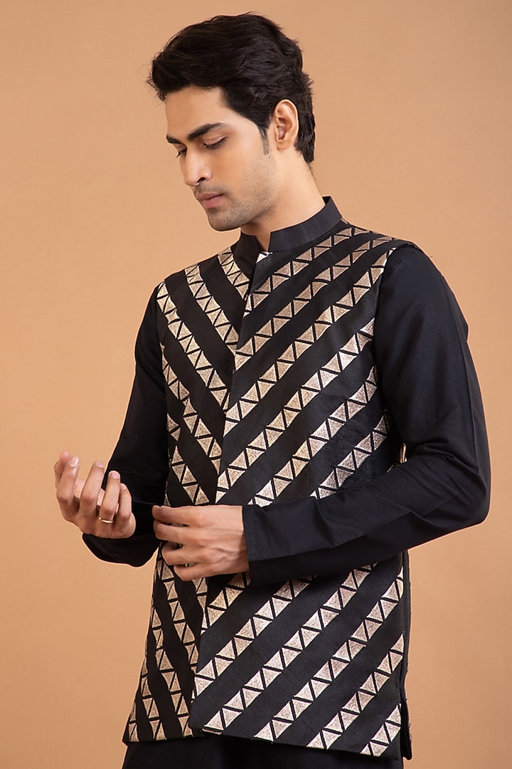 Black Cotton Silk Zari Embroidered Bundi Set by PRIYANKA HARALALKA at Pernia's Pop Up Shop