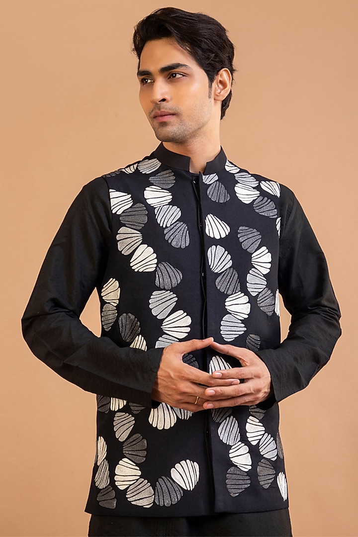 Black Cotton Silk Machine Embroidered Bundi Set by PRIYANKA HARALALKA at Pernia's Pop Up Shop