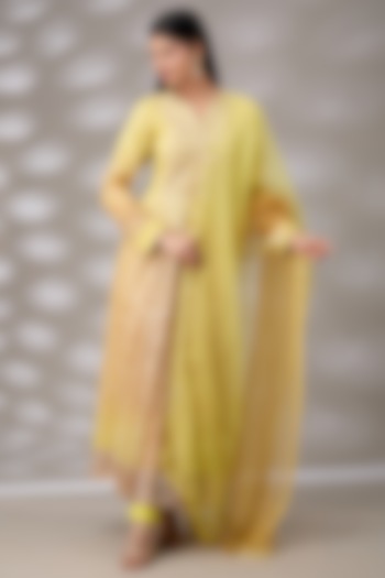 Yellow Chanderi Banarasi Hand Embroidered Pleated Kurta Set by Prisha's at Pernia's Pop Up Shop