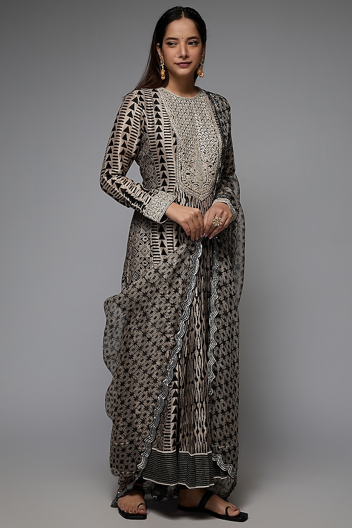 Black Silk Geometric Printed & Hand Embroidered Kurta Set by Prisha's at Pernia's Pop Up Shop