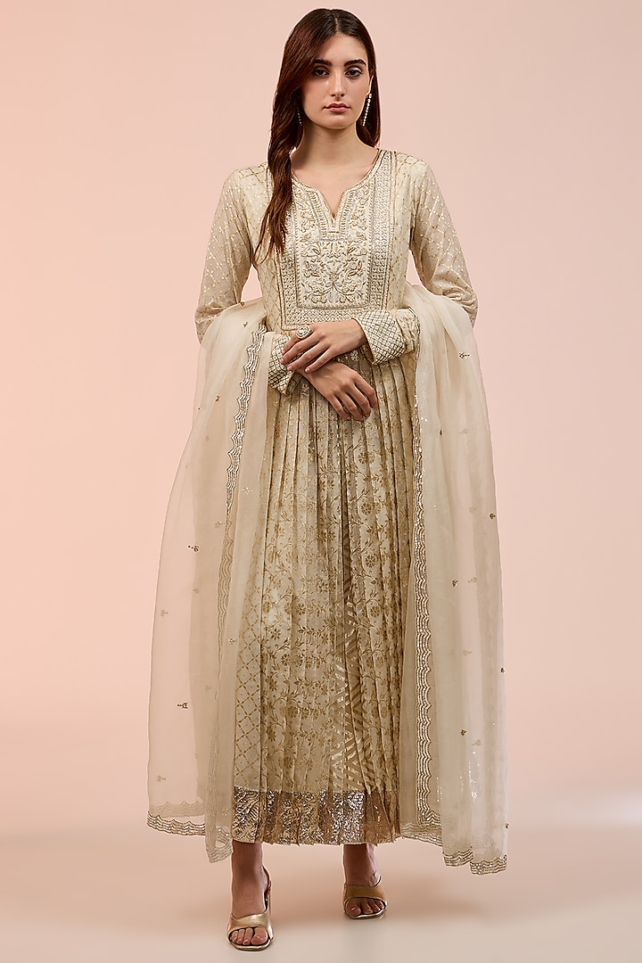 Off-White Chanderi Banarasi Embroidered Pleated Kurta Set by Prisha's at Pernia's Pop Up Shop