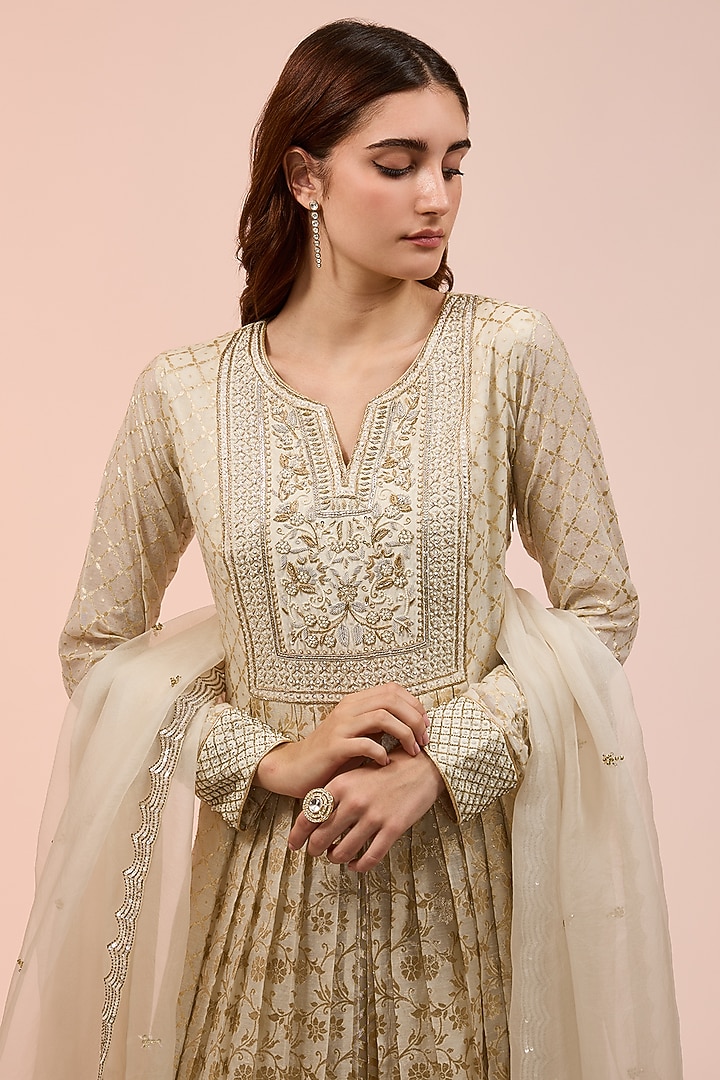 Off-White Chanderi Banarasi Embroidered Pleated Kurta Set by Prisha's at Pernia's Pop Up Shop