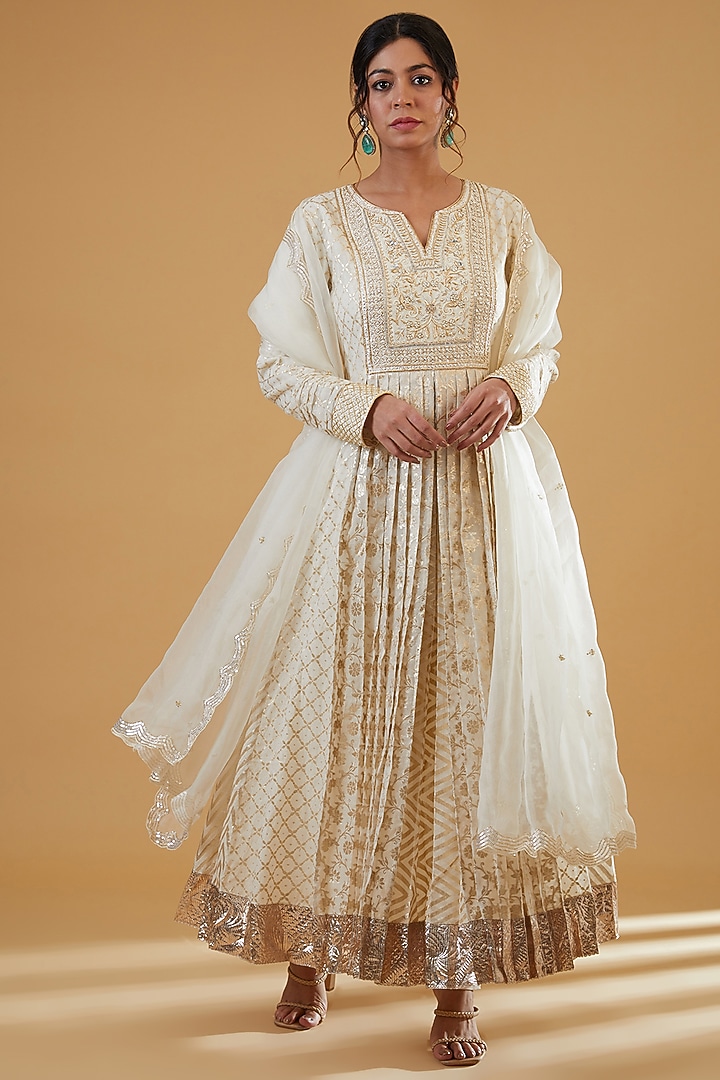 Off-White Chanderi Block printed & Zardosi Embroidered Banarasi Kurta Set by Prisha's at Pernia's Pop Up Shop
