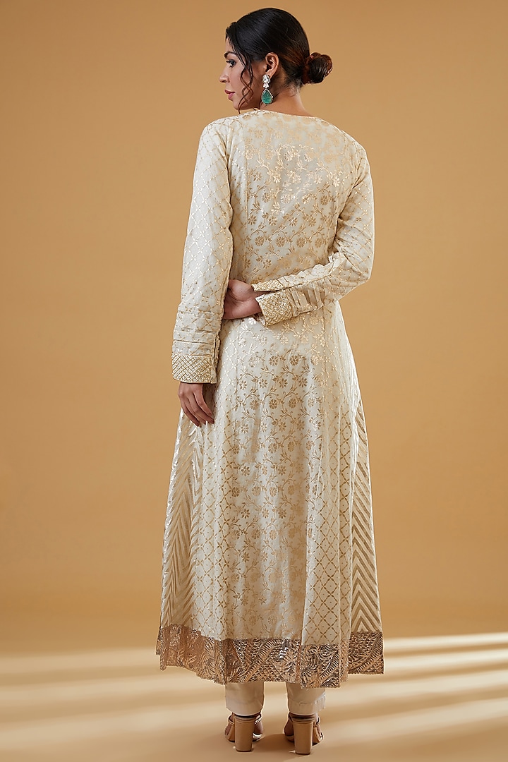 Off-White Chanderi Block printed & Zardosi Embroidered Banarasi Kurta Set by Prisha's at Pernia's Pop Up Shop