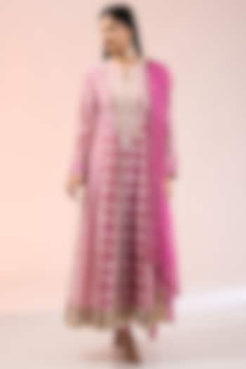 Pink Kora Silk Printed & Embroidered Pleated Kurta Set by Prisha's at Pernia's Pop Up Shop