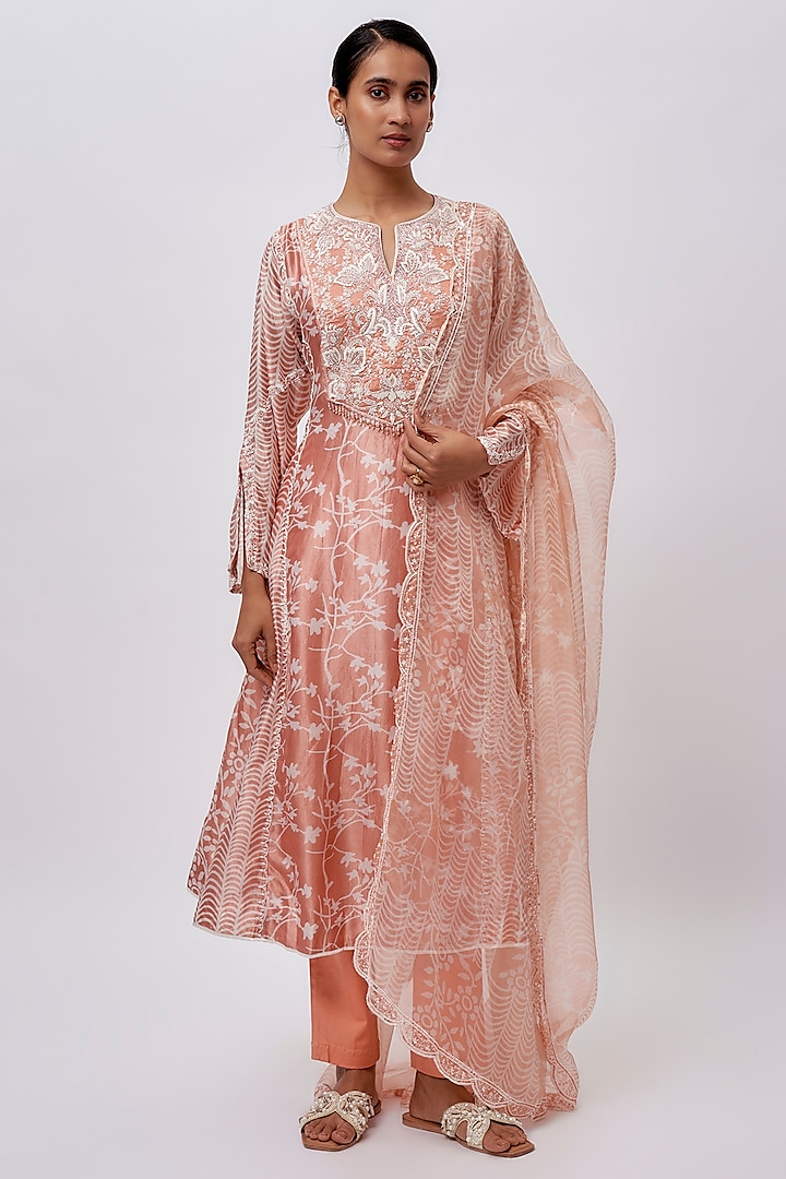 Peach White Kora Silk Printed & Embroidered Kurta Set by Prisha's at Pernia's Pop Up Shop