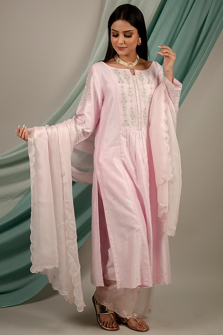 Light Pink Embroidered Kurta Set by Priya chaudhary