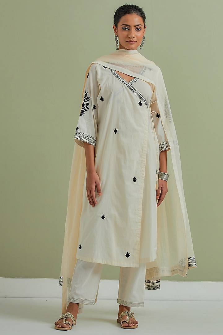 Off-White Cotton Hand & Machine Embroidered Kurta Set by Priya chaudhary