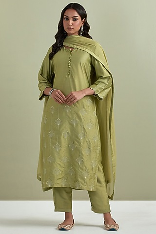 Green Chanderi Embroidered Silk Kurta Set by Priya chaudhary