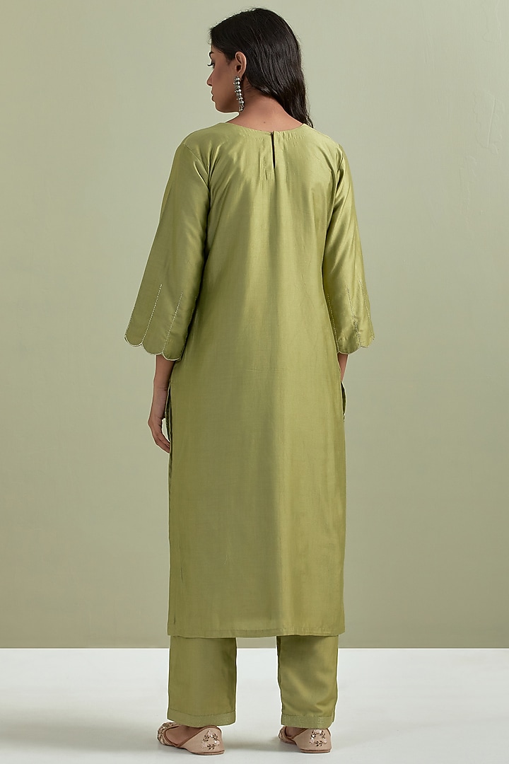 Green Chanderi Embroidered Silk Kurta Set by Priya chaudhary at Pernia's Pop Up Shop
