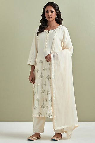 Off-White Chanderi Silk Embroidered Kurta Set by Priya chaudhary
